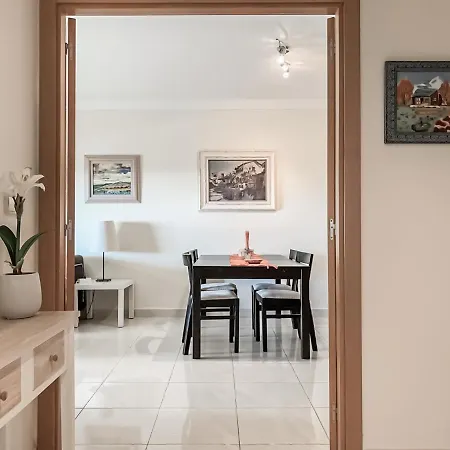 2 Bed Modern Sea Views *